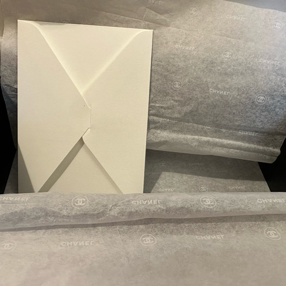 CHANEL Box with tissue & stamp and envelope - Picture 6 of 6